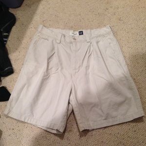 Men's tan Gap shorts size 32
