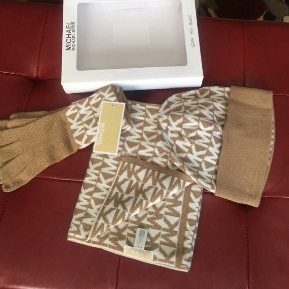 LAST 1! NEW 3pc MK Scarf Gloves & Hat Gift Set 🎁 - Picture 1 of 4