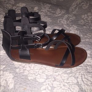 AMERICAN EAGLE STRAPPY SANDALS