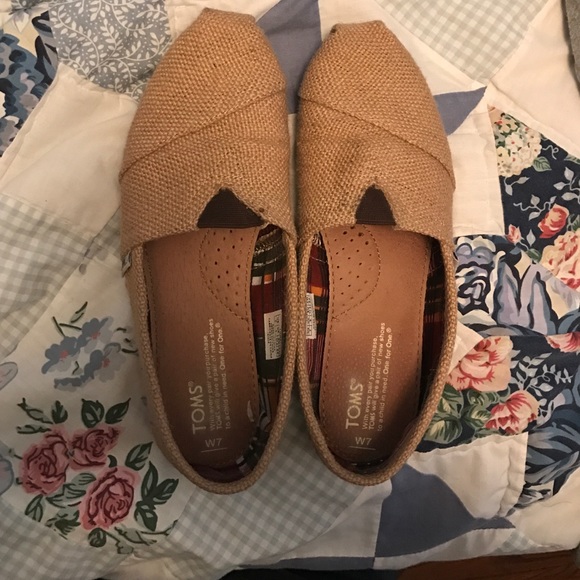 Toms natural burlap size 7