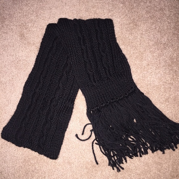Black cable knit scarf