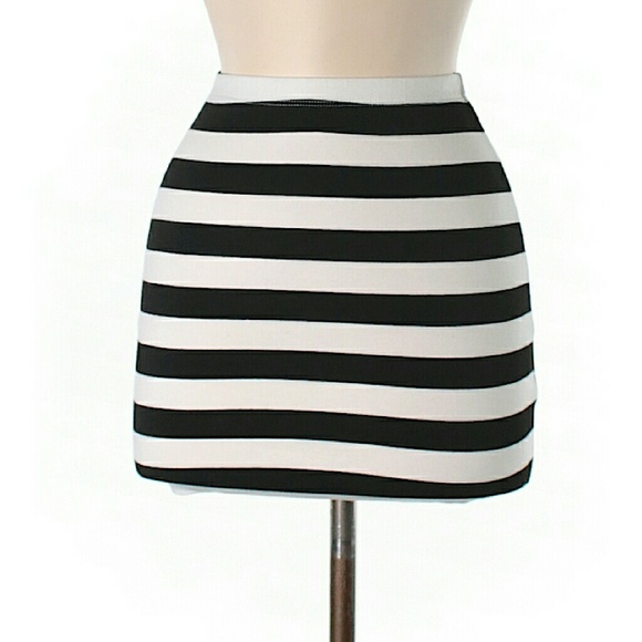 3/$30 LF XS S Emma & Sam Black White Mini Skirt