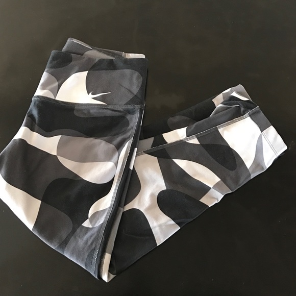 Nike one legend crop pant size Small