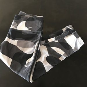 Nike one legend crop pant size Small