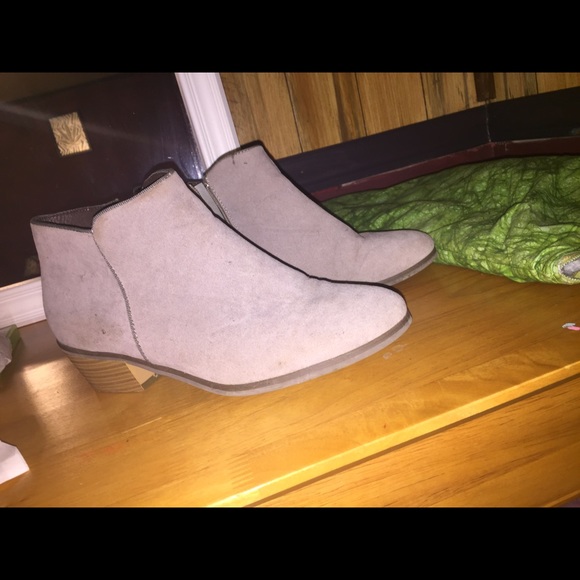 Short swead boots.