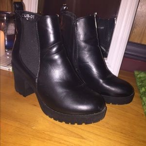 Short heedled leather boots.