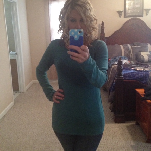 $7 tomorrow 👚American Eagle sweater👚 - Picture 2 of 2