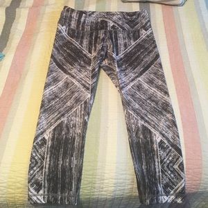 Black and white lululemon cropped leggings
