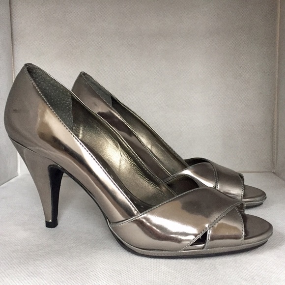 Gianni Bini Silver Patent Leather Pumps - Size 9 - Picture 2 of 4