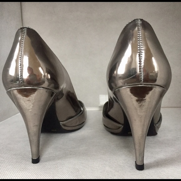 Gianni Bini Silver Patent Leather Pumps - Size 9 - Picture 3 of 4