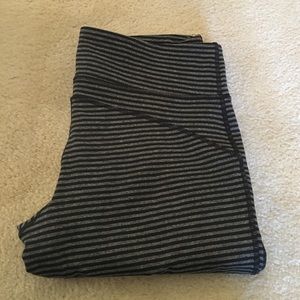 Black and gray workout capris