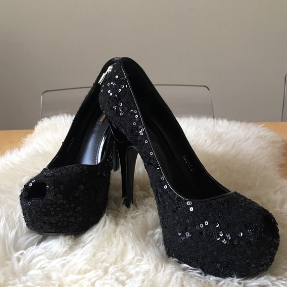 SOLD! LOUIS VUITTON 'SANAGA' sequin peep toe pumps - Picture 1 of 4