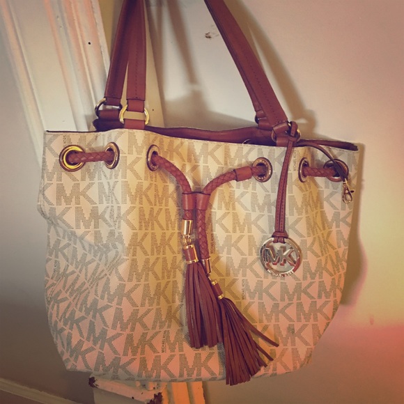 Adorable Michael Kors handbag!!