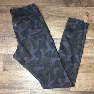 NWT Hue Camo Print Leans Leggings