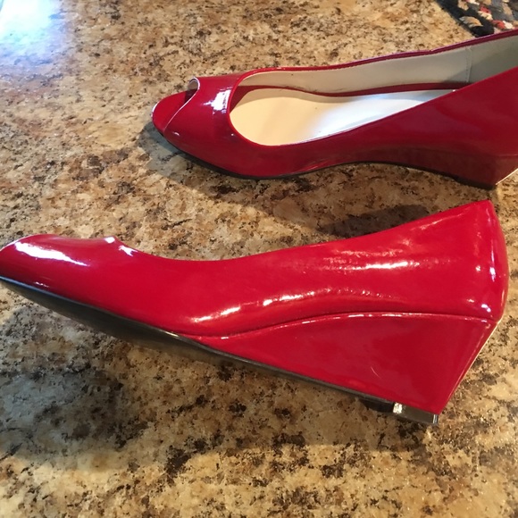 Red open toe shoes Wedge heel. - Picture 2 of 4