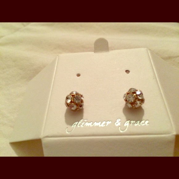 Round earring embellished with diamonds