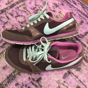 Size 7 Nike lightweight sneakers