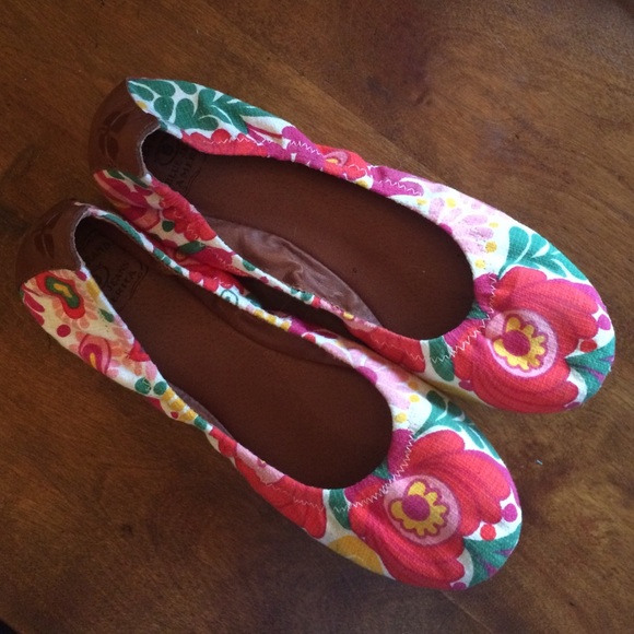 Super clean floral Lucky flats