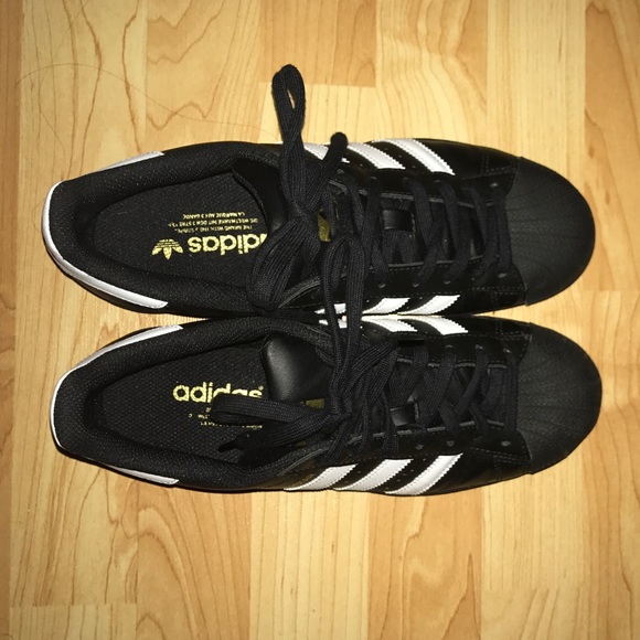 black superstar adidas (BRAND NEW)