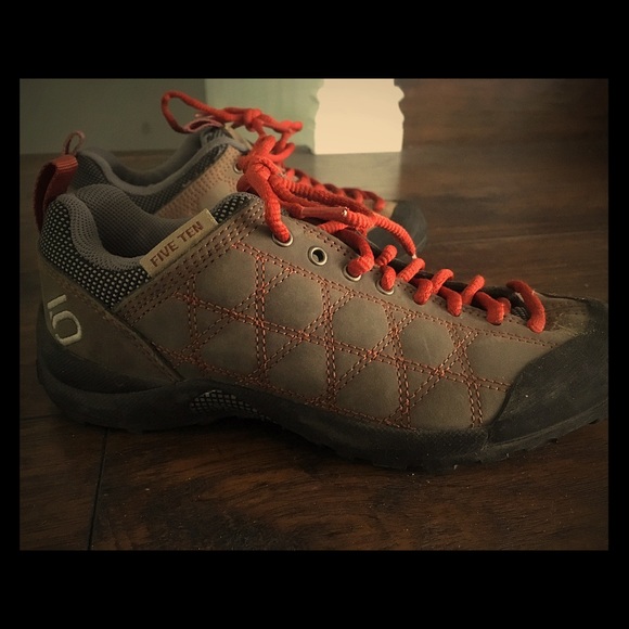 Like new pair of women's 5.10 approach shoes