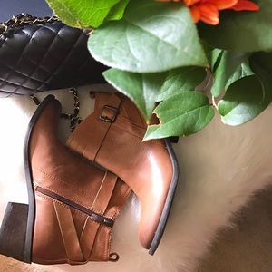 New Vince Camino caramel brown leather booties