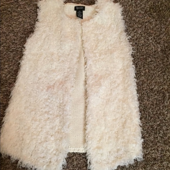 White faux fur vest - Picture 1 of 3