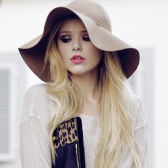 ✨NWT Tan Floppy Hat✨