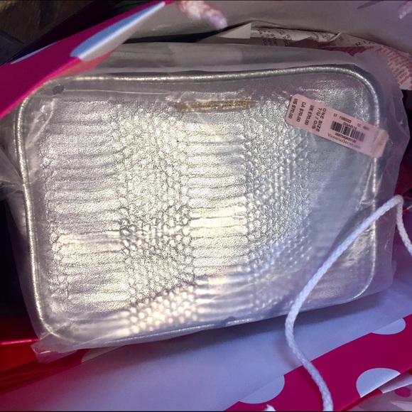 • NEW LISTING AVAILABLE IN MY CLOSET • - Picture 3 of 5