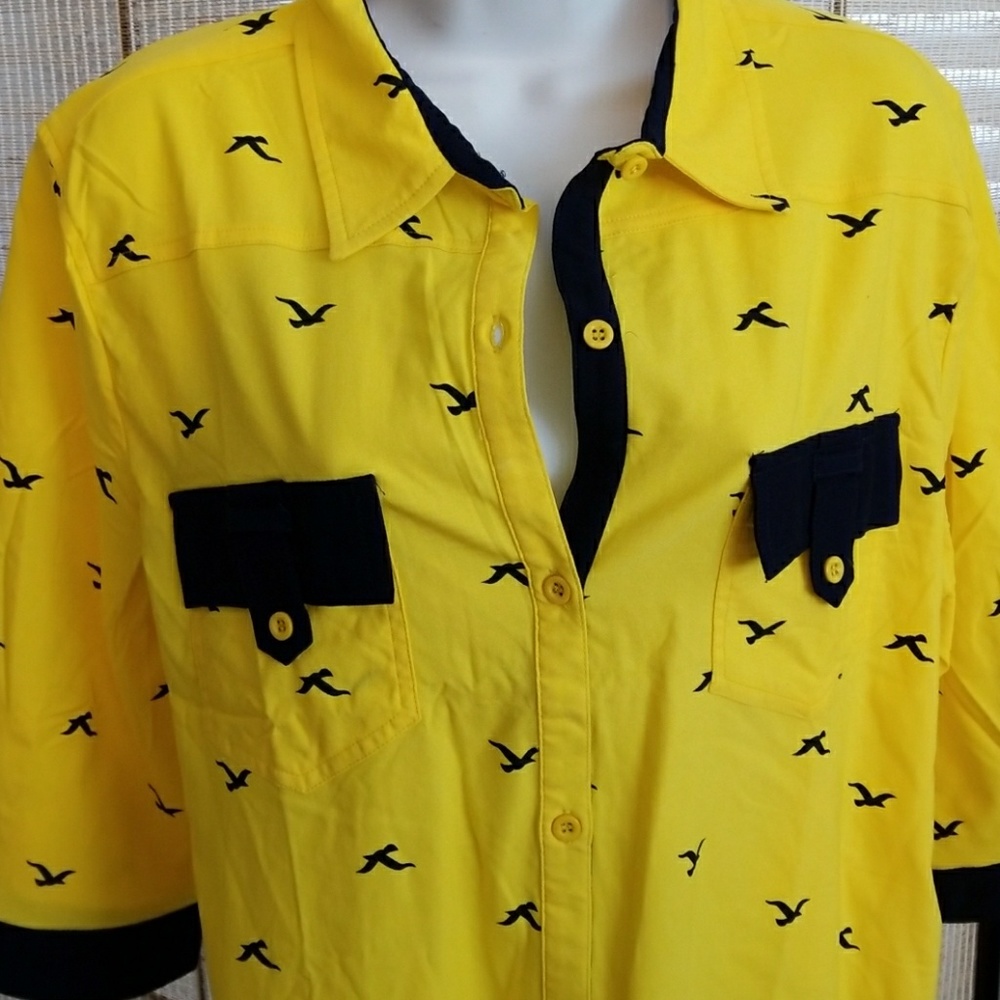 Cute fitted button up blouse - Picture 2 of 5