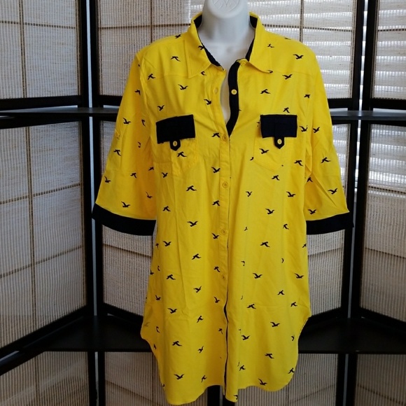 Tops - Cute fitted button up blouse