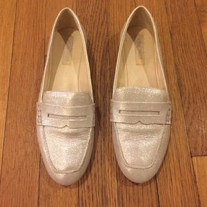 Super cute Nine West leather metallic loafers.