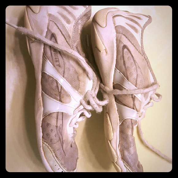 Nfinity vengeances cheer shoes