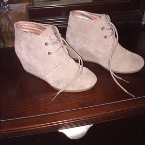 Tom's desert wedge bootie suede taupe