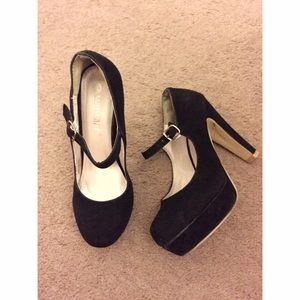 Simple black pumps