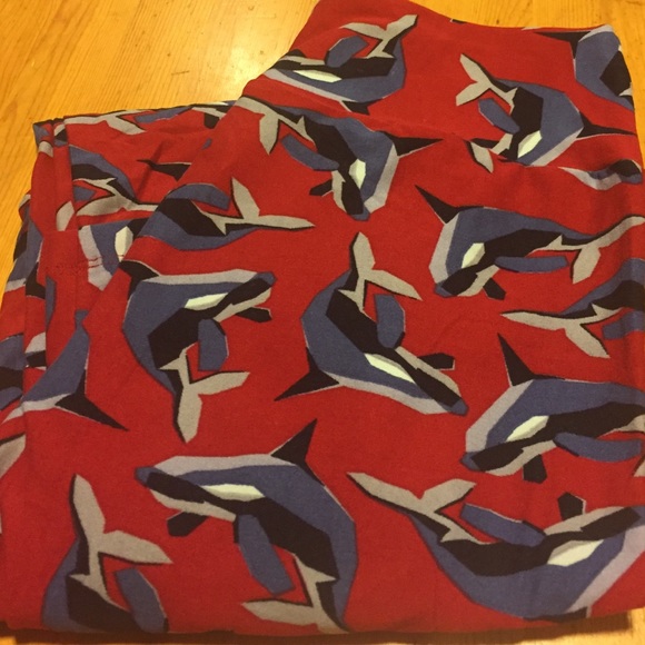 BNWT LULAROE RED BACKGROUND ORCAS OS LEGGINGS