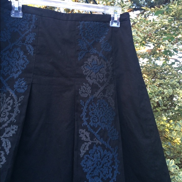 ⚡️LOFT Black Embroidered Skirt - Picture 2 of 4