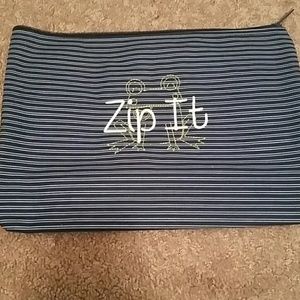 Medium zipper pouch