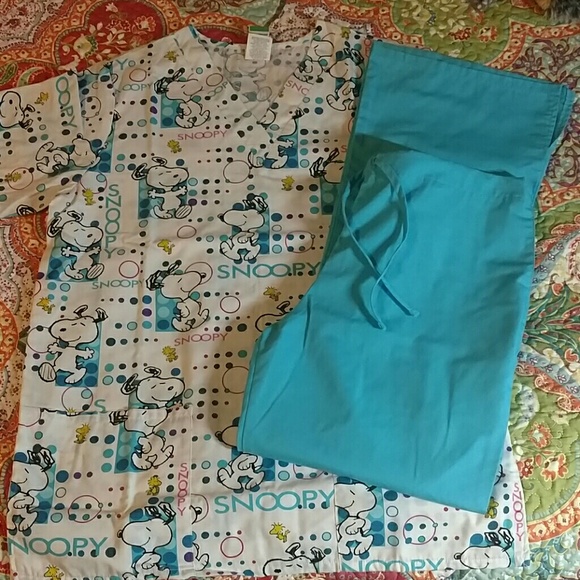 Adorable Peanuts scrub top and bottoms