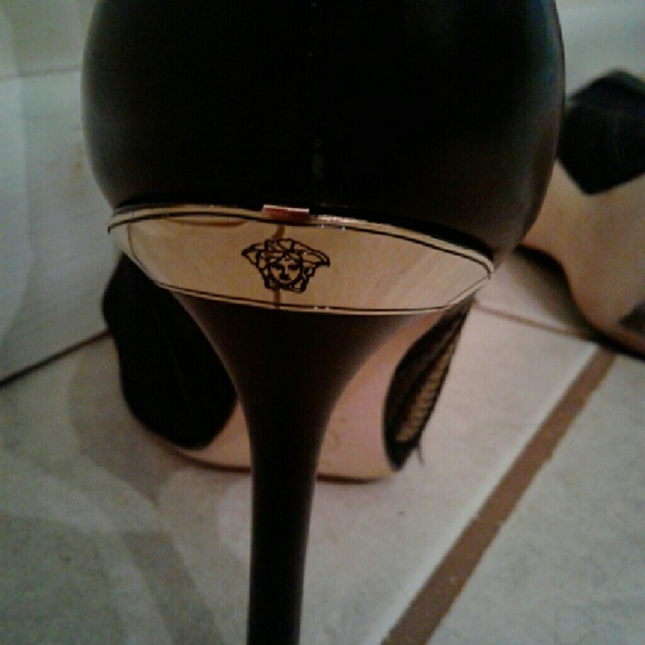 I am selling a pair of high knew Versace boots - Picture 2 of 4