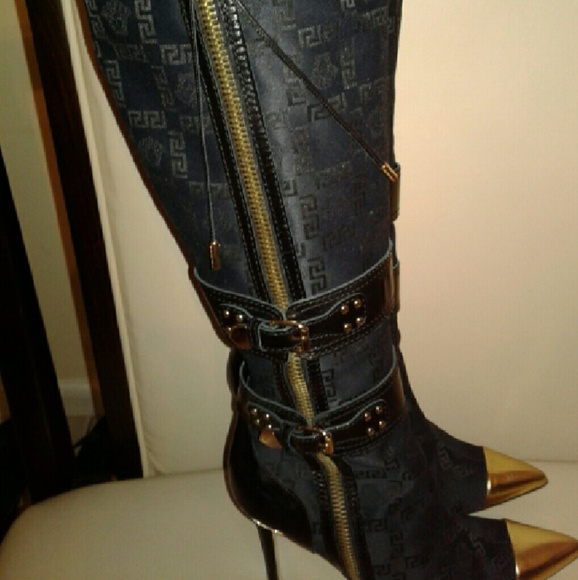 I am selling a pair of high knew Versace boots - Picture 3 of 4