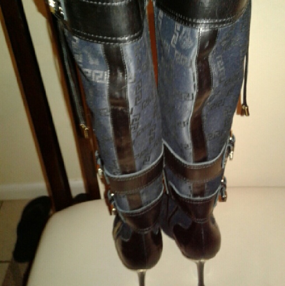 I am selling a pair of high knew Versace boots - Picture 4 of 4