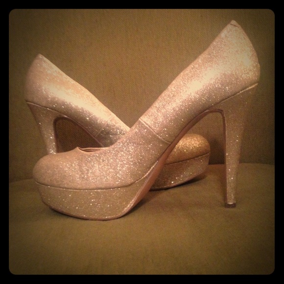 Gold G by Guess Heels Sz 8.5