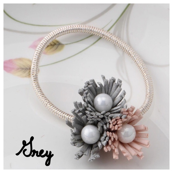 Two Flower Elastic Pearl Fringe Faux Hair Ties - Picture 3 of 4