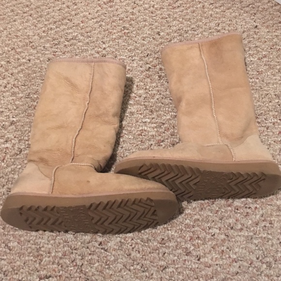 Size 9 tan Ugg boots