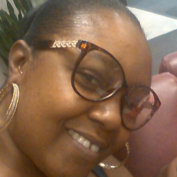 Meet your Posher, Demetrice - Picture 1 of 1