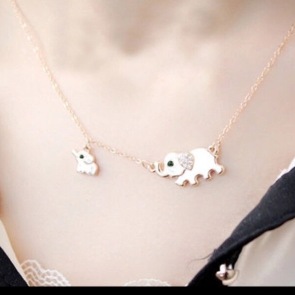 Cute elephant necklace crystal bling gold new - Picture 3 of 3