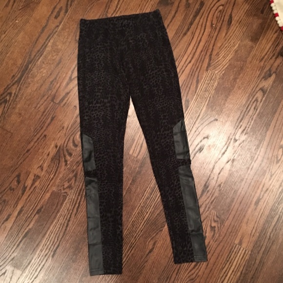 Kensie Pants - 💚NWOT Kensie pattern leggings faux leather insert