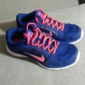 NIKE TRAINING WMNS SIZE 6