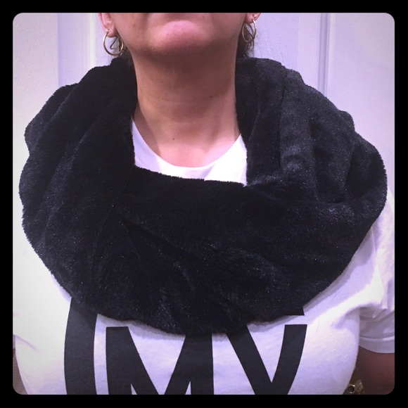 AVENUE Infinity Scarf- black- brand new