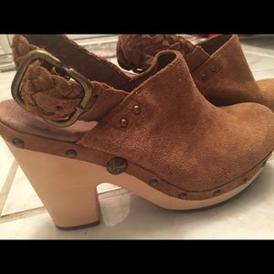 New Ugg clogs with strap Camel color no box size 7